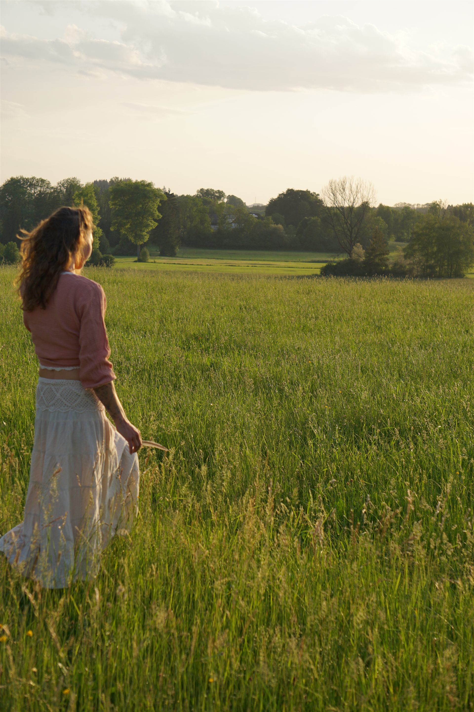 Jacqueline Geggier auf einer Wiese in der Abendsonne